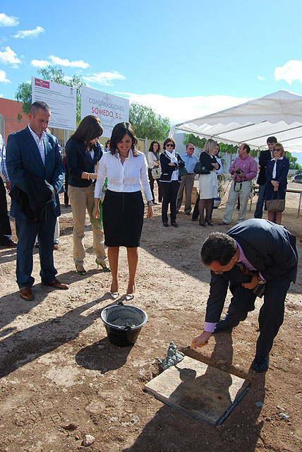 El consejero Joaquín Bascuñana, junto a la alcaldesa de Fuente Álamo, María Antonia Conesa, y la directora general de Familia y Menor, Laura Muñoz, coloca en Fuente Álamo la primera piedra de las obras de ampliación del Centro de Atención a la Infancia