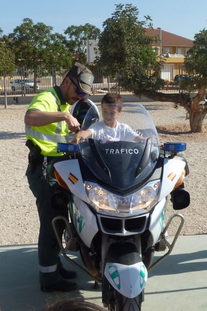 Los alumnos del colegio José Antonio se interesan porel trabajo de la Guardia Civil