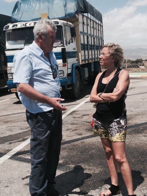 Adela Martínez-Cachá visita la nave hortofrutícola de Fuente Álamo destruida ayer por un incendio