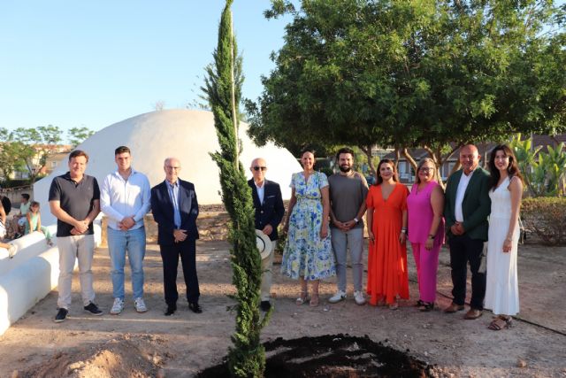 Fuente Álamo rinde homenaje a su historia artística con un nuevo jardín cultural
