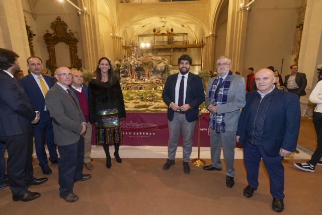 López Miras inaugura en la iglesia de San Esteban un belén tradicional realizado por la Asociación de Belenistas de Fuente Álamo