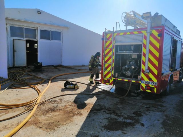 Dan por extinguido el incendio declarado en una nave vacía destinada a la cría de pollos en Los Paganes (Fuente Alamo)