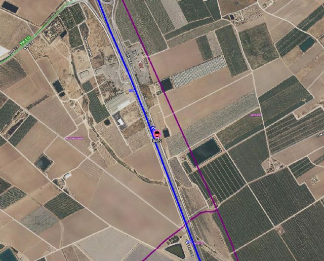 Servicios de emergencia rescatan y atienden a un hombre cuyo vehículo ha volcado en la vía de servicio junto a A-30, en Fuente Álamo