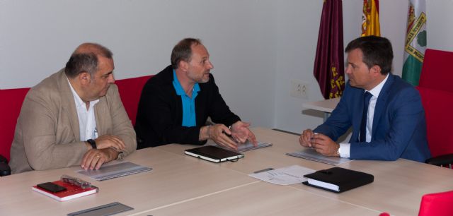 El Alcalde mantiene una reunión con Sareb, propietario del Resort ‘Hacienda del Álamo’