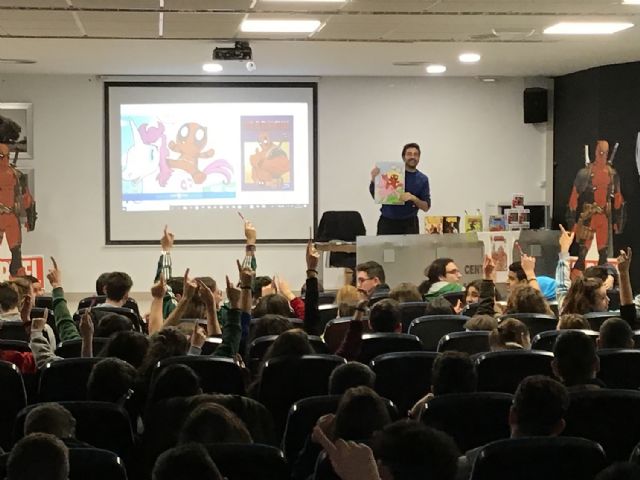 El dibujante de Marvel, Salva Espín, imparte tres clases magistrales a alumnos y vecinos de Fuente Álamo