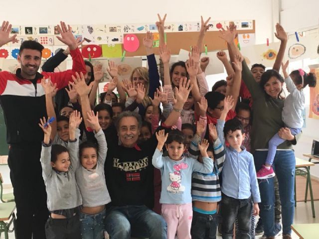 El artista murciano Pedro Cano lleva la pintura hasta las Escuelas Rurales de Fuente Álamo