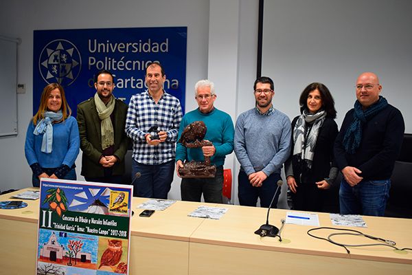 El II Concurso de Dibujo y Murales Infantiles 'Trinidad García' presenta su trofeo reproducido por una impresora 3D