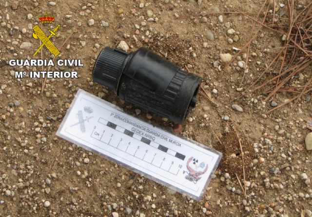 La Guardia Civil neutraliza y destruye dos artefactos explosivos hallados en el campo