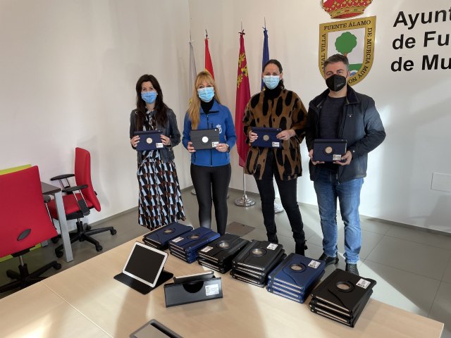 El Ayuntamiento de Fuente Álamo entrega 30 tablets al Colegio de Educación infantil y Primaria José Antonio
