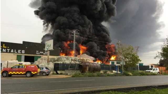Incendio en Fuente Álamo. Bomberos trabajan en la extinción del incendio declarado en una nave industrial de inyección de plástico